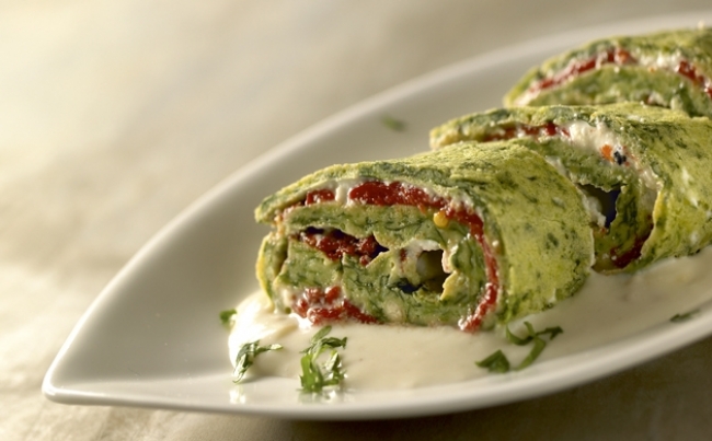 Enrollado de espinaca con queso y pimientos